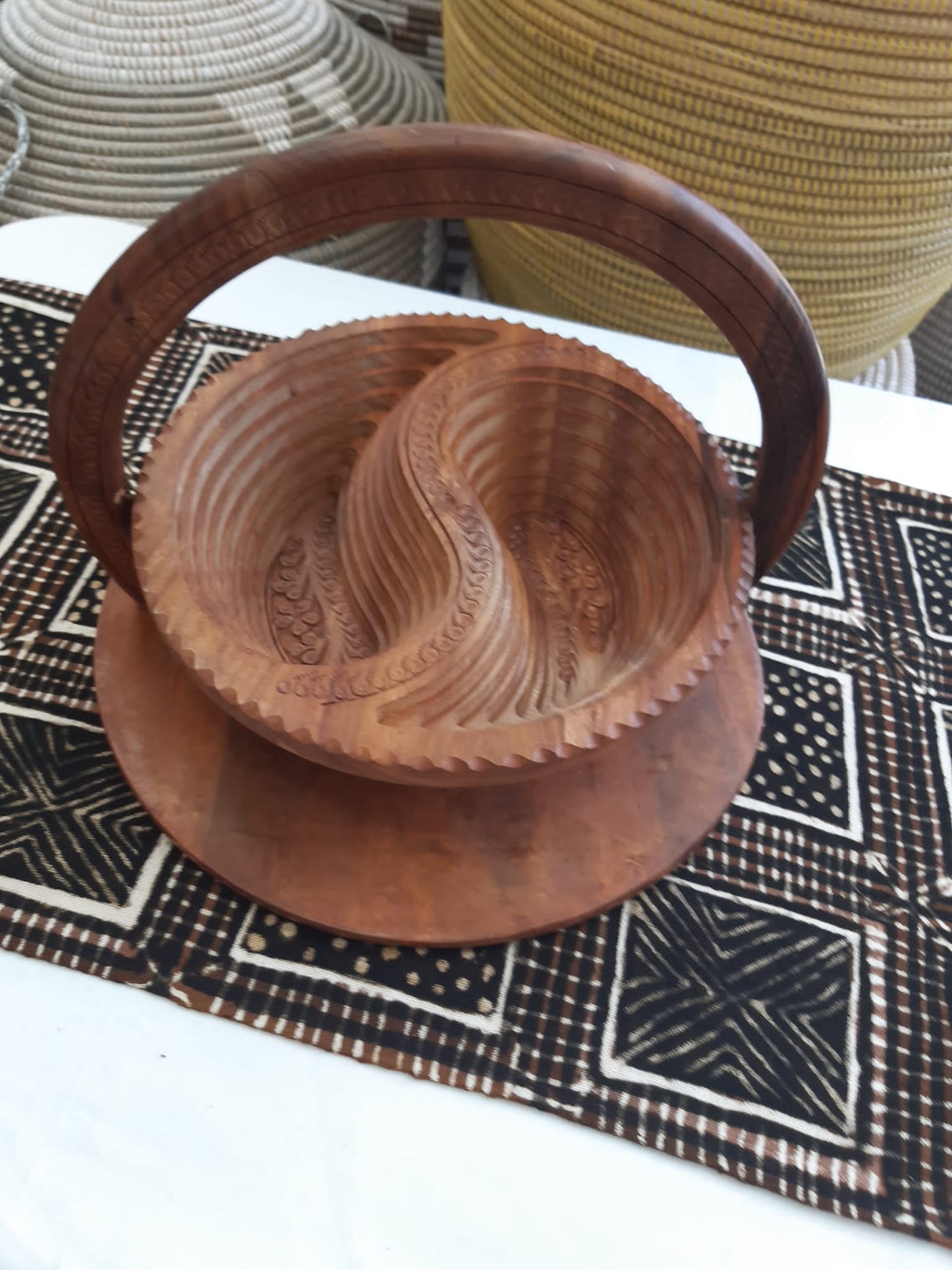 Panier pliable en bois sculpté